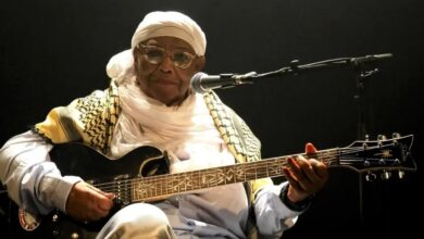 “سمراء القمبري” الجزائرية التي قذفوا عروضها بالحجارة