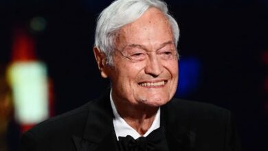 وفاة المخرج والمنتج الأميركي روجر كورمان عمر 98 عاماً